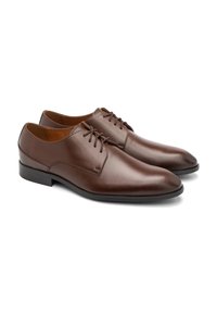 Braune Lederdressschuhe mit glatter Textur, runder Spitze und Schnürdesign. Mit dezenten Nahtdetails und einem niedrigen, schwarzen Absatz.