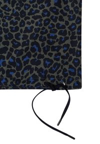 Tissu vert foncé avec des taches de léopard noires et bleues, doté d'un cordon noir noué à travers des œillets métalliques au bord.