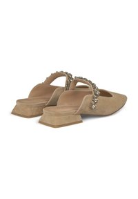 Beige suède muiltjes met een lage vierkante hak, voorzien van een decoratieve band versierd met heldere kristallen langs de bovenrand.