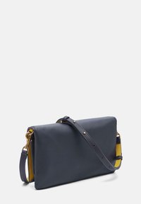 Navy-Leder-Crossbody-Tasche mit gelb gefüttert, flacher rechteckiger Form, goldenen Beschlägen und verstellbarem Tragegurt.