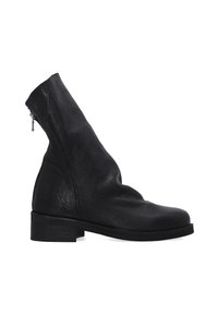 Czarne skórzane botki za kostkę o luźnym kroju, z bocznym zamkiem błyskawicznym i niskim, grubym obcasem. Gładka tekstura z minimalnymi detalami.