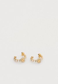 Σκουλαρίκια σε χρυσό τόνο με διακοσμητικά σε σχήμα καρδιάς και καθαρά ρινίσματα, με σχεδιασμό με στρίψιμο και ασφαλές κλείσιμο.