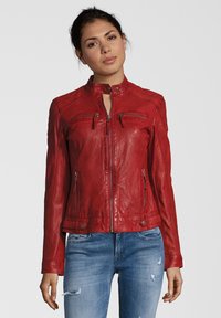 Rote Lederjacke mit einem strukturierten Design, das einen hohen Kragen, Reißverschlusstaschen und eine taillierte Silhouette aufweist. Texturierte Oberflächen und Knopfdetails.