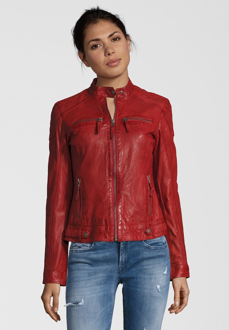 Rote Lederjacke mit einem strukturierten Design, das einen hohen Kragen, Reißverschlusstaschen und eine taillierte Silhouette aufweist. Texturierte Oberflächen und Knopfdetails.