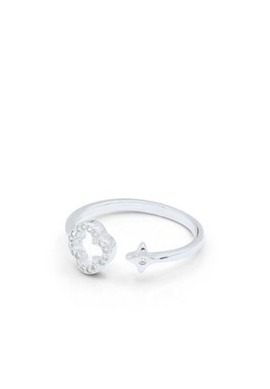 Bague ouverte en argent avec une extrémité en forme d'étoile et une extrémité en forme de fleur ornée de petits cristaux clairs.