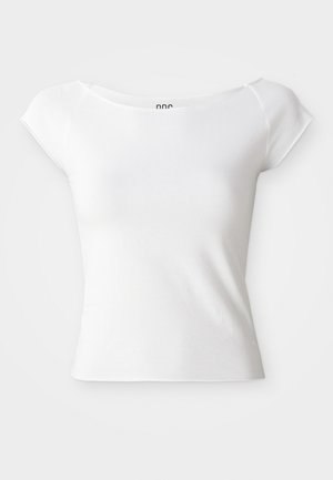 Hvit kortermet topp med rund hals, laget av et glatt og mykt stoff. Har en tettsittende design og litt bredere skuldersømmer.