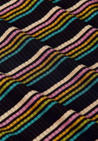 Monivärinen poimullinen kangas, jossa on vaaleanpunaisia, vihreitä, keltaisia ja sinisiä vaakasuoria raitoja mustalla taustalla. Pehmeä, teksturoitu materiaali.