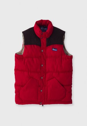 Gilet rembourré rouge avec un col haut, panneaux d'épaule brun foncé, boutons-pression et deux poches avant, présentant un extérieur en nylon et une doublure douce.