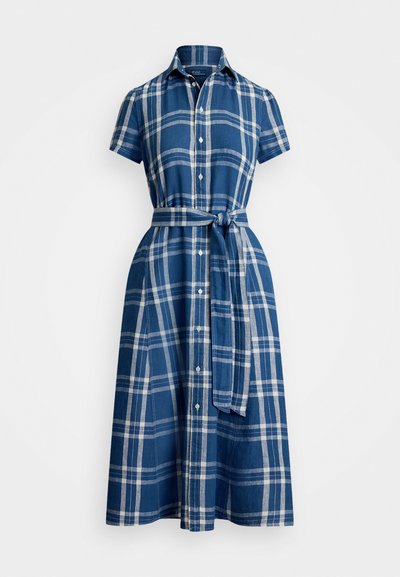 Sininen ruudullinen mekko, jossa on lyhythihaiset hihat, napitus edessä ja vyötäröllä vyö. Valmistettu kevyestä kankaasta, jossa on valkoisia neliökuvioita.