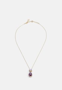 Gouden ketting met een druppelvormige paarse edelsteen en een kleinere lavendel edelsteen, gezet in een gestructureerd gouden hanger.