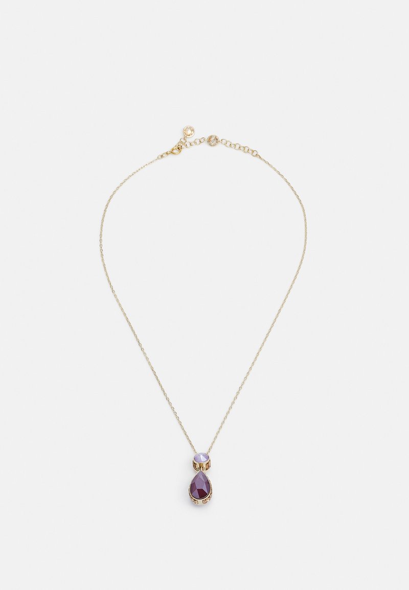 Gouden ketting met een druppelvormige paarse edelsteen en een kleinere lavendel edelsteen, gezet in een gestructureerd gouden hanger.