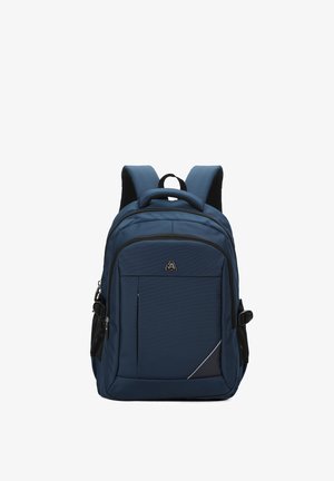 Sac à dos bleu marine avec un tissu texturé, plusieurs compartiments, des zips noirs et un accent géométrique gris près du bas.