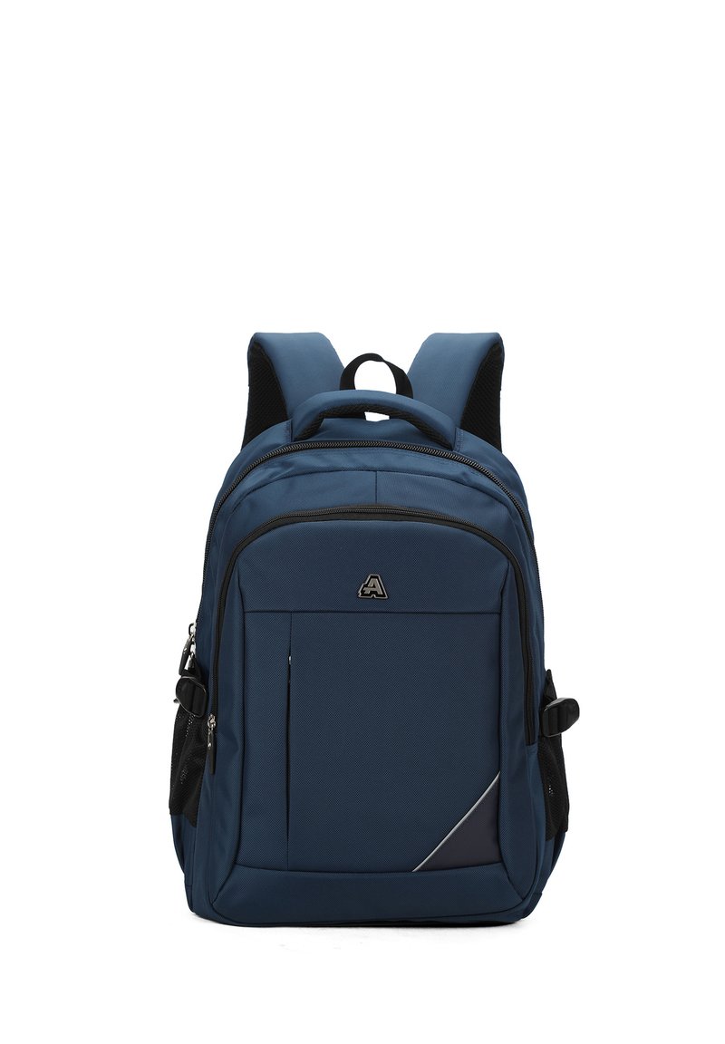 Marineblauwe rugzak van een gestructureerde stof, met meerdere compartimenten, zwarte ritsen en een geometrisch accent in het grijs nabij de onderkant.