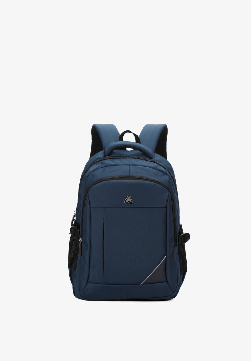 Marineblauwe rugzak van een gestructureerde stof, met meerdere compartimenten, zwarte ritsen en een geometrisch accent in het grijs nabij de onderkant.