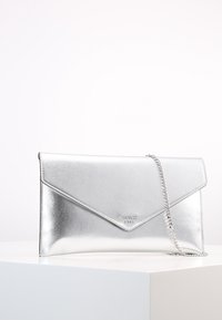 Srebrna metaliczna kopertówka o fakturowanej powierzchni, w kształcie koperty, z odpinanym łańcuchem. Posiada logo z przodu.