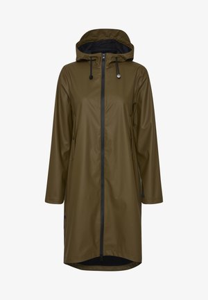 Oliivroheline vett hülgav vihmamantel, millel on kapuuts, esikinnitus ja võrgusisuga vooder. Omab küljetaskuid ja pisut pikendatud särgipäid.