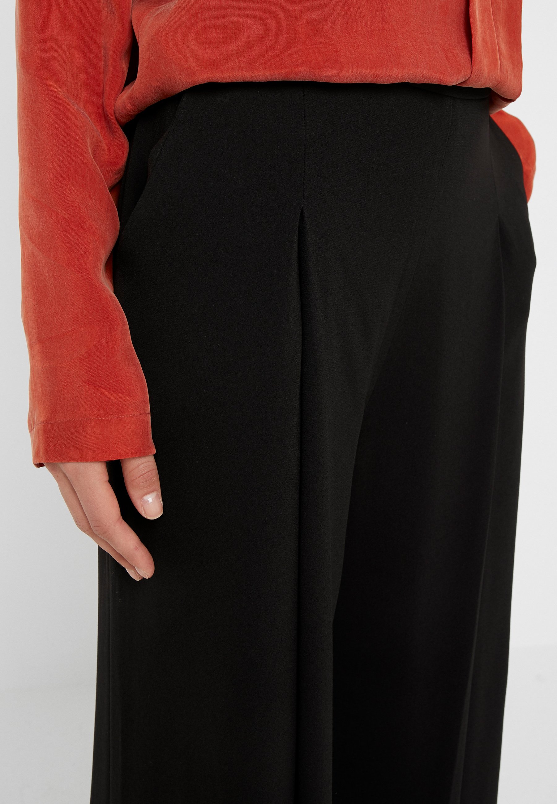 McQ Alexander McQueen DEEP PLEAT TROUSER Bukse black McQ Alexander McQueen TROUSERS - Bukse - deep ink