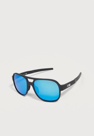 Gafas de sol deportivas negras con lentes espejadas azules y puente en forma de silla, con el logo blanco "bliz" en las patillas.