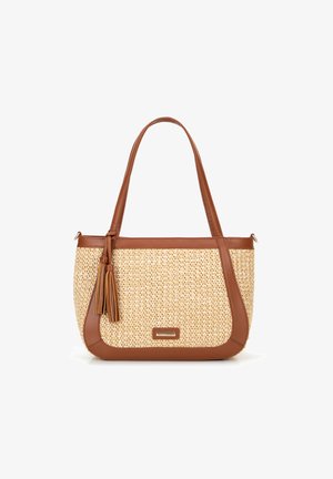 Sac en paille tissé avec des accents en cuir marron, présente une forme structurée, une fermeture éclair et des pompons décoratifs sur le côté.