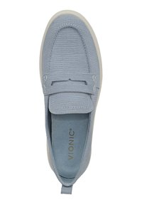 Scarpa slip-on azzurra chiara con tomaia in tessuto texture, colletto imbottito e suola in gomma bianca. Presenta una piccola fascia decorativa nella parte anteriore.