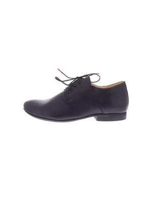 Chaussure habillée pour homme en cuir noir avec laçage fermé, bout rond et talon bas, présentée en profil latéral sur un fond blanc.