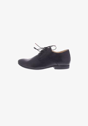 Chaussure habillée pour homme en cuir noir avec laçage fermé, bout rond et talon bas, présentée en profil latéral sur un fond blanc.