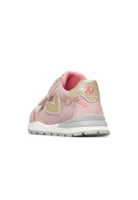 Růžové a zlaté tenisky s strukturovaným svrškem, akcentem ve tvaru srdce a suchým zipem. Bílá podrážka se šedými detaily a vyšívaným stehem.