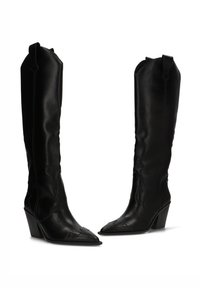 Botas de cuero negro hasta la rodilla con punta afilada, superficie texturizada, costuras definidas y tacón bajo en ángulo. Presentan tiradores para facilitar su puesta.