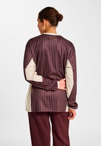 Langärmeliges Hemd mit vertikalen bordeauxroten und cremefarbenen Streifen, lockerem Schnitt und cremefarbenen Ärmeln, mit rundem Ausschnitt und Rückennahtdetail.