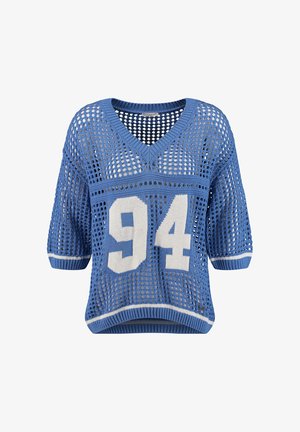 Pull court en crochet bleu à manches courtes avec col en V et "94" blanc sur le devant, présentant un motif aéré, ample et à mailles ouvertes.