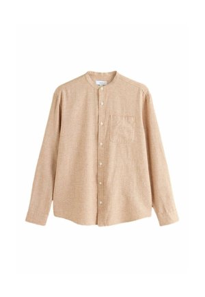 Beżowa koszula na długi rękaw zapinana na guziki z kołnierzem mandaryńskim i kieszenią na piersi, z fakturowanej tkaniny, ułożona na płasko na białym tle.