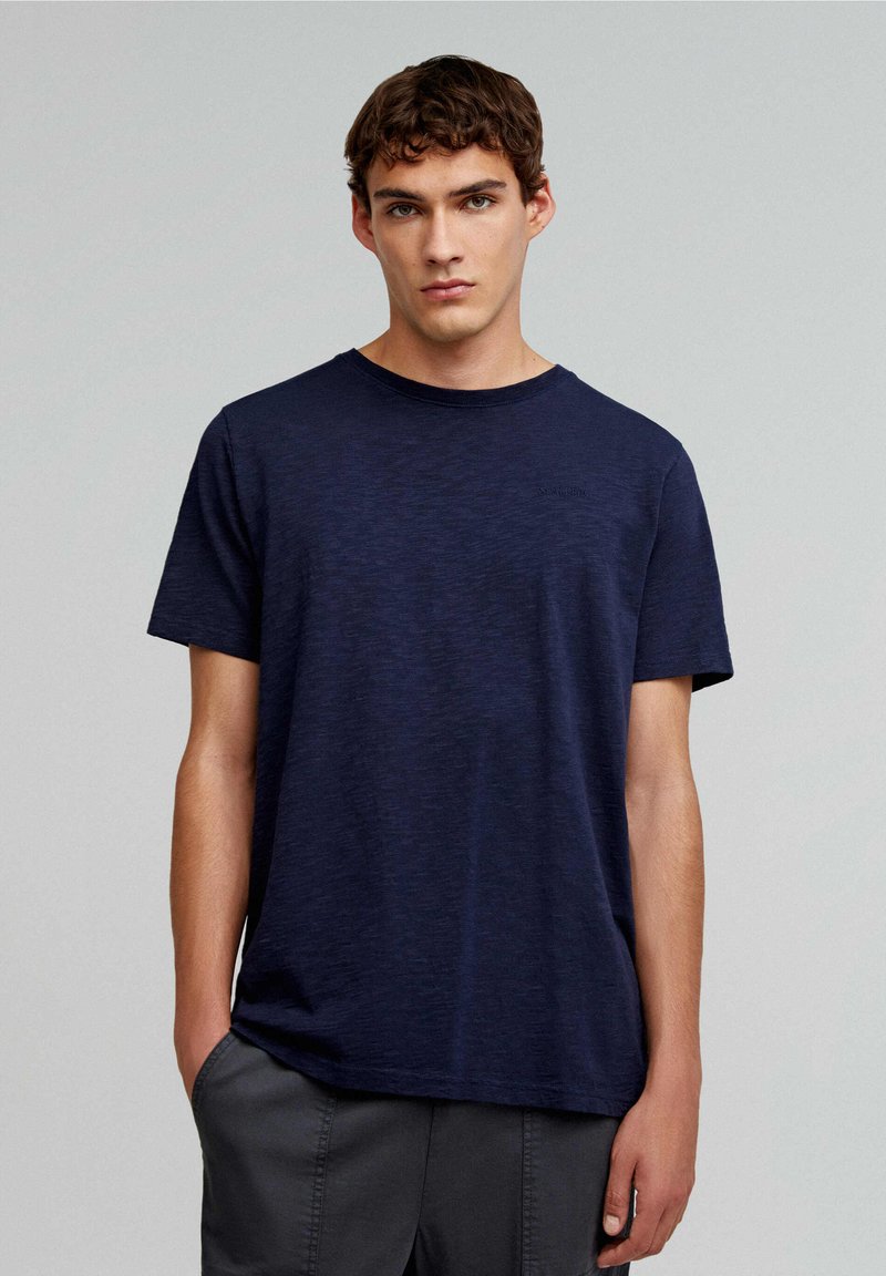 T-shirt in cotone blu navy con collo rotondo e maniche corte. Presenta una texture sottile e un piccolo logo sul petto.