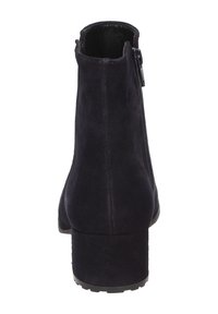 Bottine en cuir nubuck noir avec talon bloc et fermeture éclair sur le côté, vue de l'arrière.
