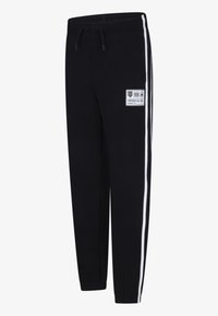 Svarta joggingsbyxor i mjukt tyg, med vita sidistripes och en logotypapplikation på framsidan. Utformade med resårmidja.