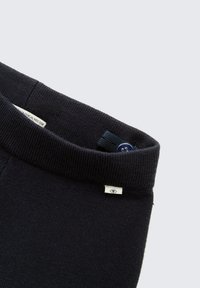 Navy viscose trui met een ribgebreide kraag, voorzien van een blauwe knoop en een klein label met een logo aan de zijkant. Zachte textuur.
