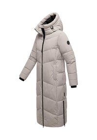 Cappotto invernale imbottito lungo beige con cappuccio, cerniera nera, tasche laterali e patch con logo sulla manica sinistra, presentato su sfondo bianco uniforme.