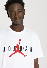 Jordan JORDAN AIR TEE - T-shirt con stampa - white/black/gym red