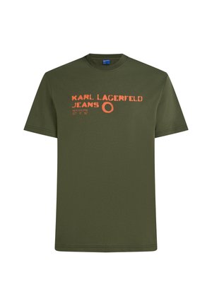 T-shirt à manches courtes vert olive avec le texte orange "KARL LAGERFELD JEANS" et "NEW ECLIPSE 07° 11' 16''" sur la poitrine.