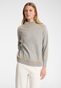 Grau gestrickter Pullover mit einem gerippten Kragen und Bündchen, akzentuiert mit gelben Nähten entlang der Nähte. Glatte Textur, lässige Passform.