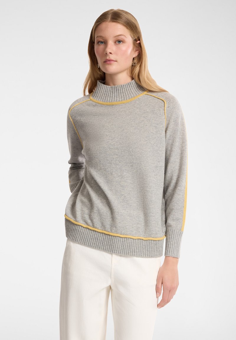 Grau gestrickter Pullover mit einem gerippten Kragen und Bündchen, akzentuiert mit gelben Nähten entlang der Nähte. Glatte Textur, lässige Passform.
