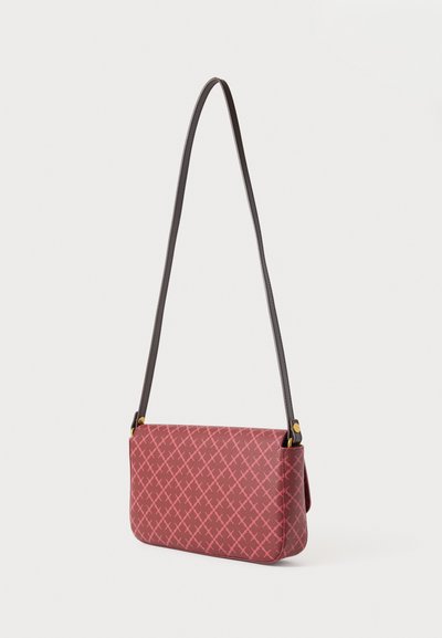 Geantă crossbody din material roz texturat cu un model geometric, prevăzută cu o curea lungă închisă la culoare și accente metalice aurii.