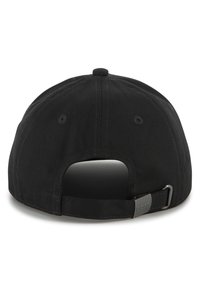 Casquette noire avec une visière incurvée, fabriquée en tissu résistant. Présente une sangle réglable avec un fermoir en métal et un logo sur l'arrière.
