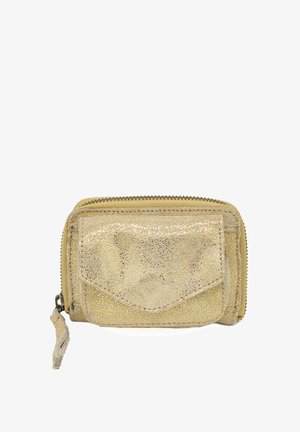 Portefeuille métallique doré avec une surface texturée, doté d'une fermeture éclair et d'une poche avant avec rabat. Forme compacte et rectangulaire.