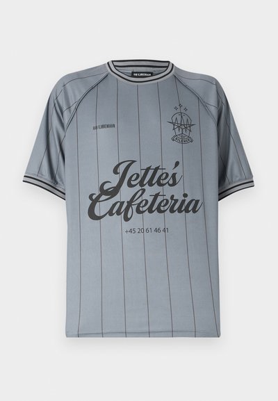 Jersey cinza de manga curta com listras verticais. Gola redonda, acabamentos pretos e texto: "Cafeteria da Jette" com o número de contato abaixo.