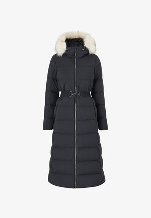 Giacca a piuma nera con cappuccio foderato in pelliccia, chiusura con zip, vita con cintura e trapuntatura orizzontale. Il tessuto appare liscio e isolato.