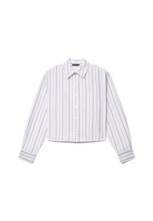Chemise blanche à manches longues boutonnée avec des rayures verticales noires, poche avant et col pointu, posée à plat sur fond blanc.