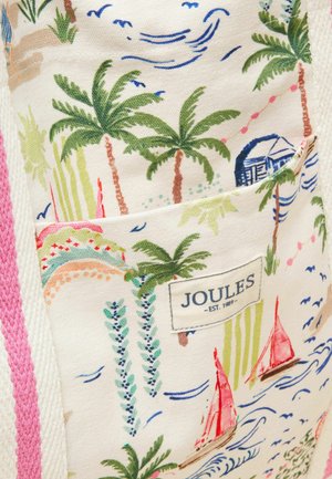 Mit Taschen versehener Stoff mit farbenfrohem tropischem Muster, das Palmen, Segelboote, Vögel und ein "Joules"-Markenlabel zeigt.