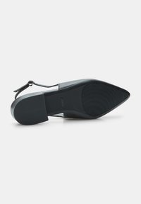 Mustad teravikudega slingback kingad mustas värvitoonis, tekstuurse pealse, õhukese kontsa ja kummist tallaga, millel on horisontaalne sooneline muster. Kaasas reguleeritav rihm.