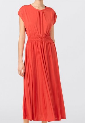 Korallenmaxikleid mit kurzen Ärmeln, geraffter Taille und glatter Textur, mit rundem Ausschnitt und fließender Silhouette.