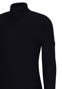 Schwarzer gerippter Rollkragenpullover mit langen Ärmeln, aus einem weichen Material gefertigt. Verfügt über eine enganliegende Silhouette und dezente Markenkennzeichnung am Arm.